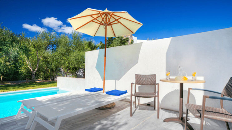 Casual Room with Private Pool